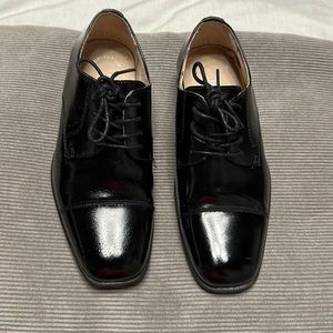Boys black dress shoes. Gently used. Size 5.5.